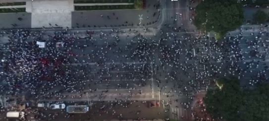 PAMJE NGA DRONI / Mbështetësit e opozitës mblidhen para Kryeministrisë