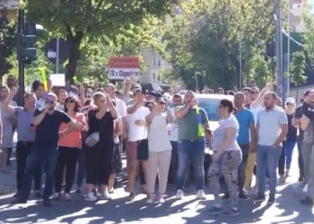 Militantë të PD-së pranë QV-ve, i bëjnë thirrje qytetarëve të mos votojnë