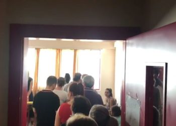 Zgjedhjet/ Radhë të gjata tek shkolla At Zef Pllumi në Tiranë (VIDEO)