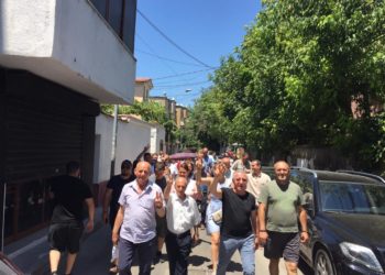 Mbështetës të PD-së mblidhen te Shkolla e Kuqe në kryeqytet