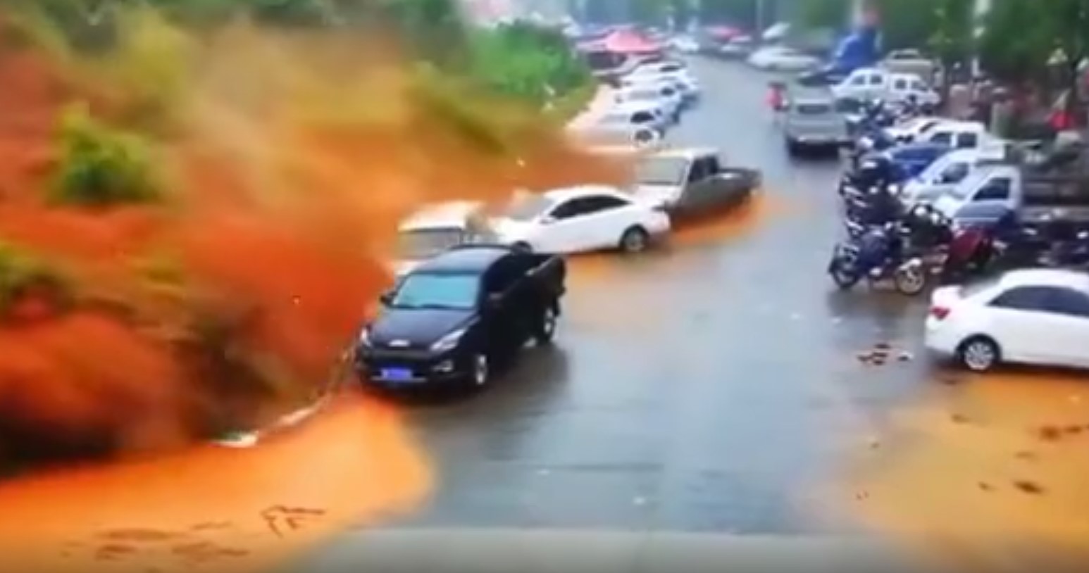 VIDEO e tmerrshme/ 49 presona kanë vdekur nga rrëshqitja e kodrës që merr përpara dhjetëra makina