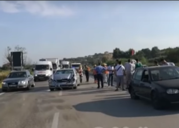 Aksident në Lushnjë/ Parakaloi gabim, përplasen dy automjete