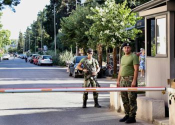 FOTO/ Ushtria zbret në terren, një ditë para votimeve blindohen ambasadat