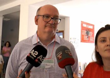 Ambasadori britanik vëzhgon votimet në Kamëz: Zgjedhjet janë të qeta, jemi në krye të detyrës për të vëzhguar procesin