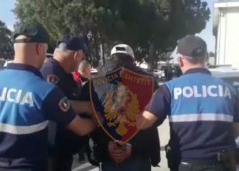 Kamëz, gris fletën e votimit dhe tenton të marrë vulat e komisionit, arrestohet nga policia