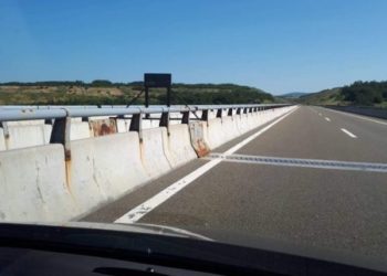 Aksident me dy të vdekur në autostradë, makina bie në humnerë