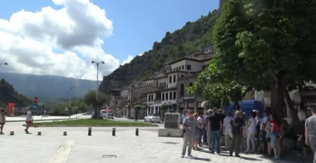 Historia e të riut nga Berati që po kthen shtëpinë në bujtinë kundër emigrimit