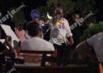 FOTO/ Takimi mbyllës i fushatës, Rama nga Fieri niset në Vlorë, shëtitje në Lungomare