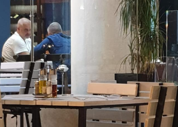 FOTO/ Sot mbyll fushatën, po kush është personi me të cilin Rama pi kafe në Vlorë