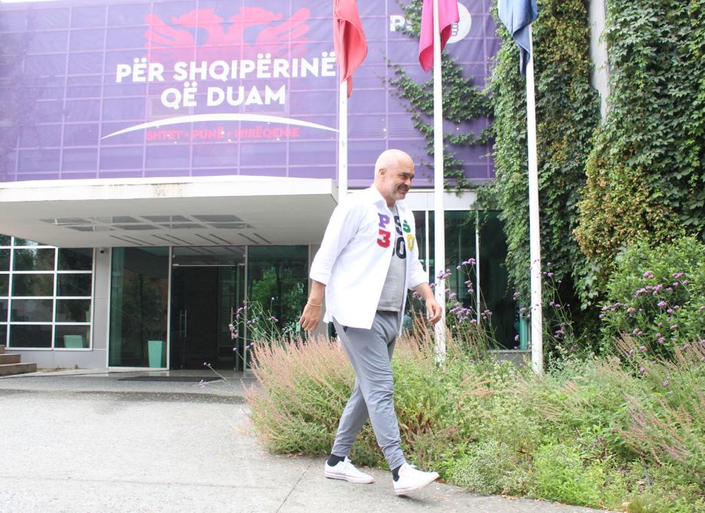 FOTO/ Rama surprizon përsëri me veshjen e tij