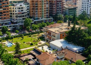“The Guardian” reportazh për vilën e Enver Hoxhës