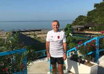 Meta nuk ndalet, tjetër FOTO në plazh me ish-futbollistin e Kombëtares
