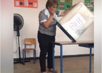 Thyet një kuti votimi në Durrës, qëllohet me grushte një person