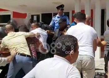 Sherr para qendrës së votimit, militantët thyejnë xhamat e shkollë