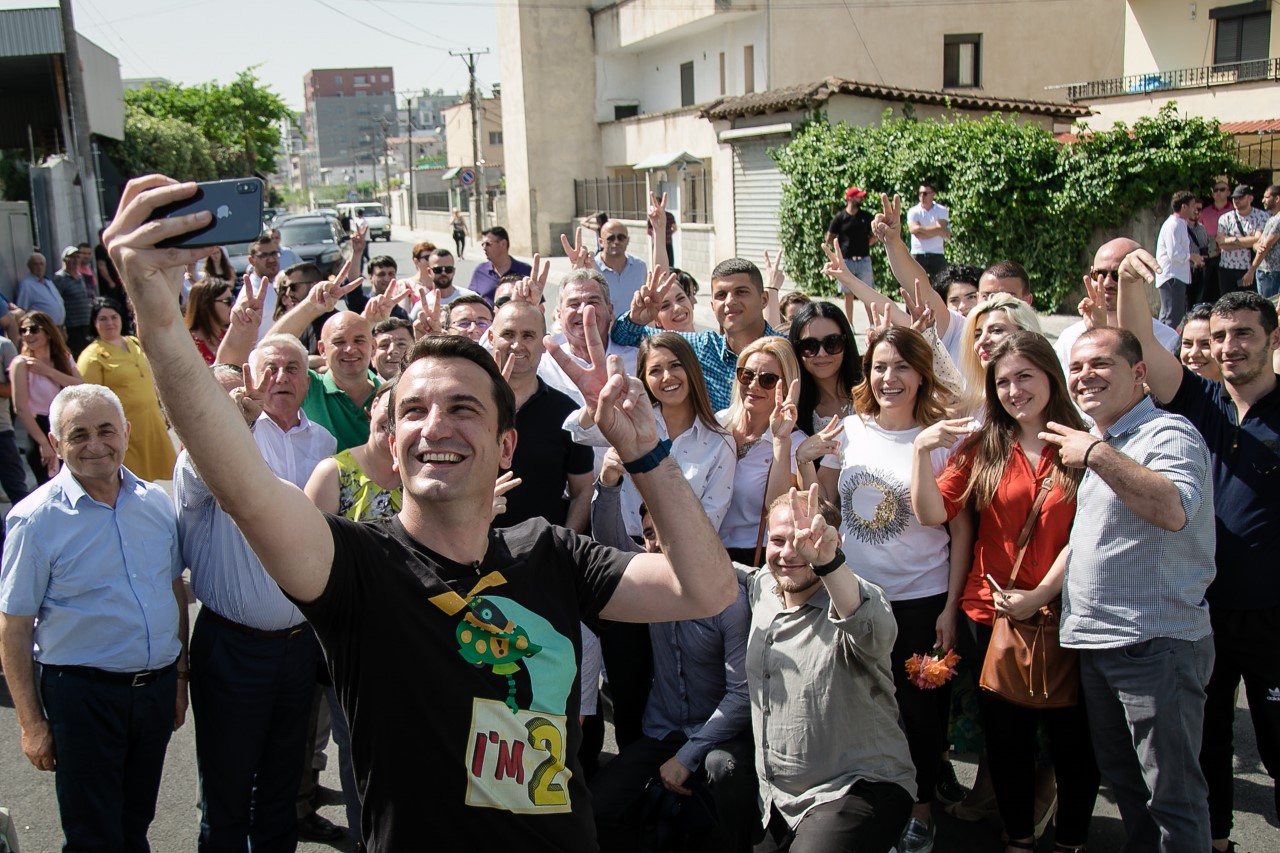 Veliaj vijon fushatën në Laprakë: Mos të mendojmë për fatin e një grushti politikanësh, por për të ardhmen