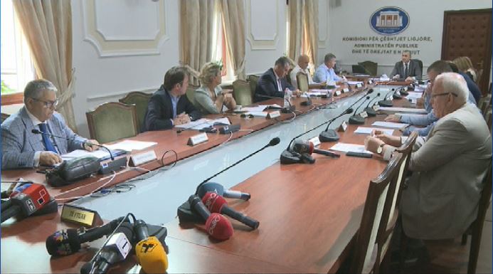 “Ligjet” debat për shkarkimin e Metës/ Fino: Me dhimbje kemi marrë këtë masë. Gjoni: Procedura lojë politike