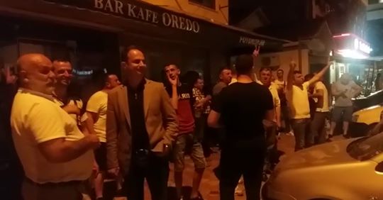 Sulmuan ekskortën e kryeministrit/ Militantët e PD-së protestojnë para policisë së Elbasanit