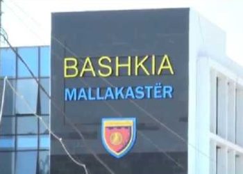 Mbyllën shkollat me kyç në Mallakastër, në kërkim n/kryetari, 3 punonjës bashkie në pranga