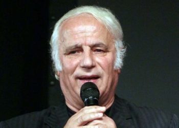 Edhe pse me paterica, këngëtari ish i përndjekur, Sherif Merdani është një nga votuesit e parë në Tiranë