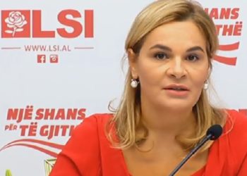 “Poshtë Amerika, Rroftë Monika”