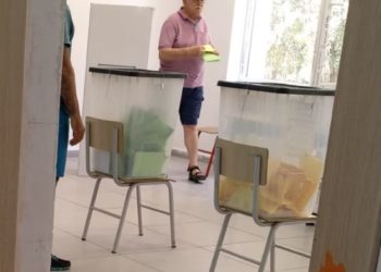 Robert Ndrenika hedh votën e tij në njësinë 10 në Tiranë