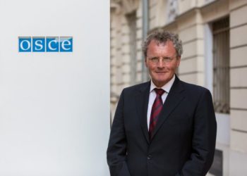 FOTO/ Tre ditë para zgjedhjeve, shefi i OSBE, vizitë blic tek Krimet e Rënda