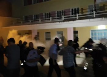 VIDEO ku militantët e PD-së sulmojnë policët që mbronin KZAZ-në e Dibrës