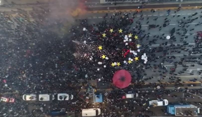 VIDEO / Pamje me dron nga protesta e opozitës, gjatë fjalimit të Bashës