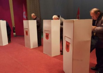 Në Kavajë votojnë 3000 qytetarë në 84 qendra votimi