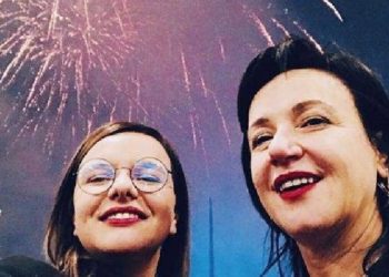 FOTO/ Pas Gregut, edhe Rea Xhillari shkon të votojë