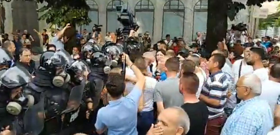 Militantët e PD sulmojnë Policinë në rrugët e Shkodrës