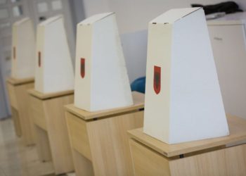 Komisionerët e pavarur nuk paraqiten, nuk nis procesi i votimit në 20 qendra në Pogradec