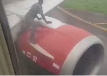 Video shokuese, një burrë kërcen në krahun e aeroplanit teksa ai po nisej