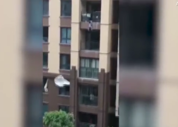 Tre vjeçari bie nga kati i 6-të, fqinjët e shpëtojnë me batanije (video)