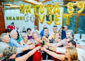 Takohen 30 vite pas maturës, Niko Peleshi dhe Sotiraq Filo festojnë me shokët e gjimnazit