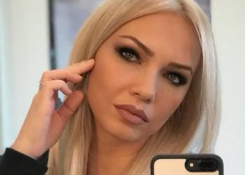 GALERI: Xhemi Shehu zhvishet në plazh, ja fotot e ‘nxehta’ me bikini