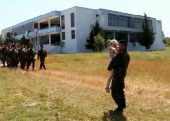 Momente prekëse, ushtari shqiptar takon të bijën pas 6 muajsh (VIDEO)