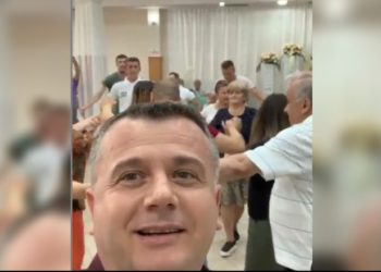 ‘E djeg’ me vallen e Rrajcës, Taulant balla publikon pamje nga festa me miqtë