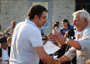 Banorët e tri fshatrave të Gjirokastrës marrin certifikatën e pronësisë së tokës bujqësore