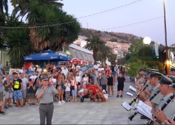 Orkestra Frymore e Forcave të Armatosura zbarkon në Sarandë, krijon atomosferë unike tek pushuesit