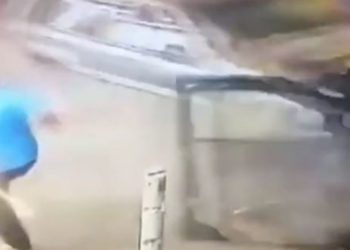 Babë e bijë i shpëton fati, aksidenti i frikshëm filmohet nga kamerat e sigurisë
