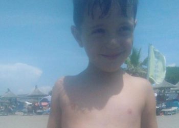 Vogëlushi humbet në Spille, vrojtuesit njofton autoritetet për të gjetur familjen