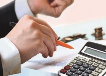 Huatë e individëve rrisin kreditë, biznesi tërheq kursimet