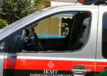 Makinat e IKMT goditen me gurë nga banorët në Ksamil, po prishnin një lokal
