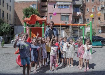 Kënd të ri lojërash tek blloku i ambasadave, Veliaj: Do të bëjmë edhe 50 kënde të tjera