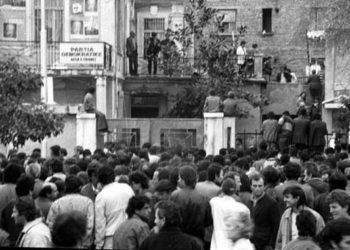 Imazhet e zgjedhjeve të para pluraliste/ Kur Nano, Berisha dhe Ramiz Alia votonin dhe jepnin intervista