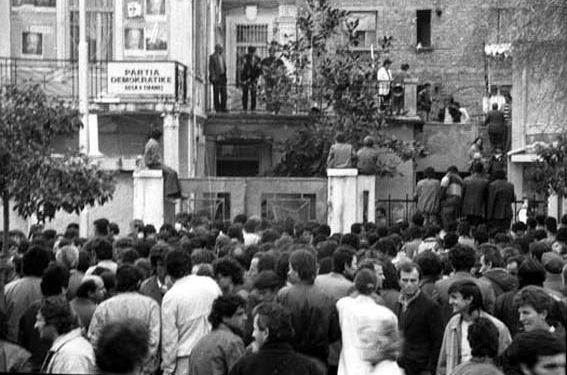 Tirane.01.04.91.-Proteste e qytetareve te Tiranes per rezultatin e zgjedhjeve.ATSH.Foto:G.Xhengo