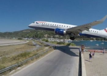 Aeroporti grek i veçantë, avionët “fluturojnë mbi kokat” e turistëve (video)