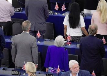 PE nis legjislaturën, deputetët e BREXIT refuzojnë himnin