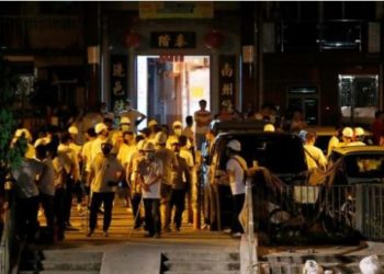 VIDEO/ Hong Kongu në kaos, persona të maskuar sulmojnë me shkopinj druri udhëtarët në tren